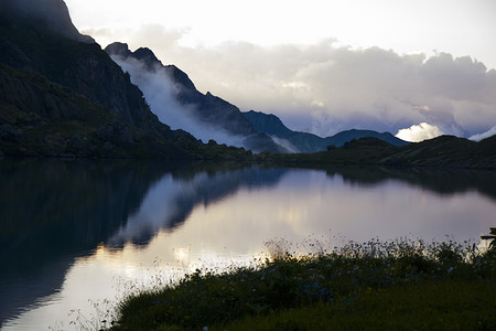 山湖和雾、雾蒙蒙的湖、令人惊叹的风景和斯瓦内蒂高山湖 Okhrotskhali 的景色
