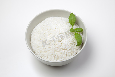 碗上白色孤立的白米饭