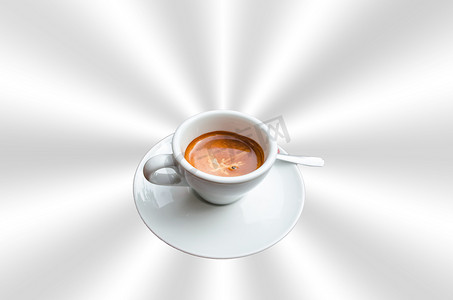 杯在抽象银色背景的咖啡。