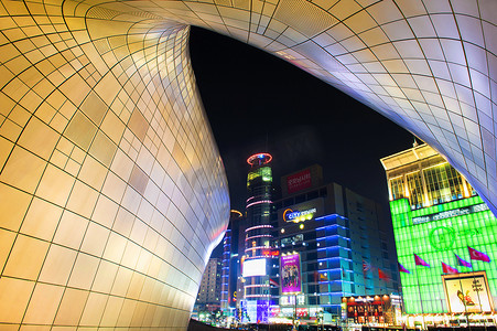 东大门设计广场是由扎哈·哈迪德设计的首尔现代建筑。