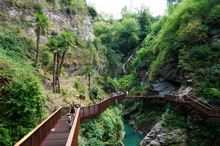 意大利贝拉诺 - 2022 年 8 月 12 日：瀑布和天然峡谷的峡谷，Orrido di BellanoLombardy，意大利