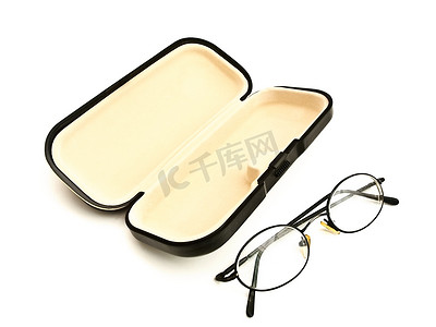 眼镜和眼镜盒摄影照片_眼镜和眼镜盒