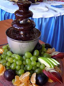 来自巧克力喷泉的甜点和水果