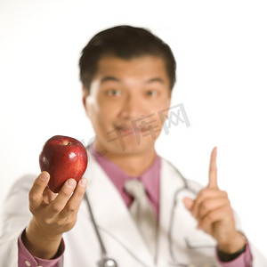 拿着苹果的医生。