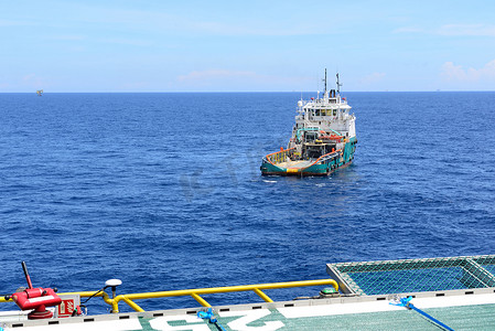 石油钻井平台作业的救援和补给船。