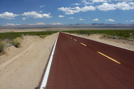 穿越莫哈韦沙漠的漫长道路