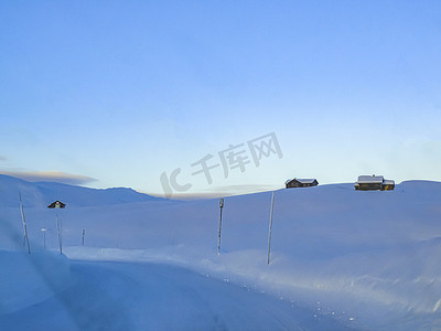 驾车摄影照片_驾车穿过挪威的雪路和风景。