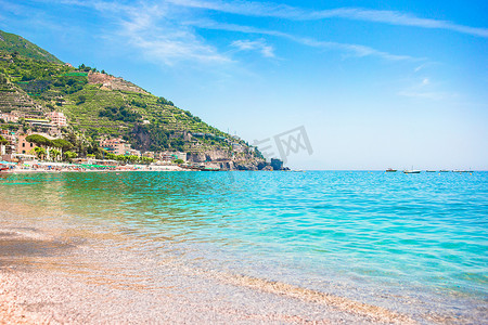 在著名的阿马尔菲海岸与意大利坎帕尼亚萨勒诺湾的美丽小镇米诺里的风景如画明信片