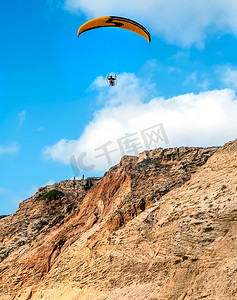 伞海滩摄影照片_飞行滑翔伞