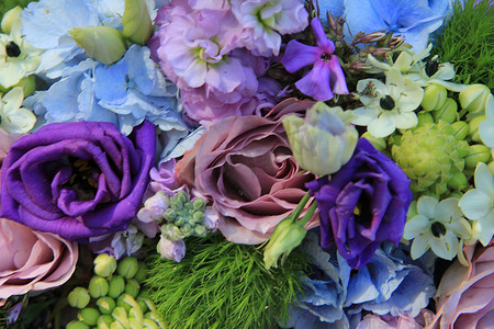 蓝色和紫色的婚礼布置