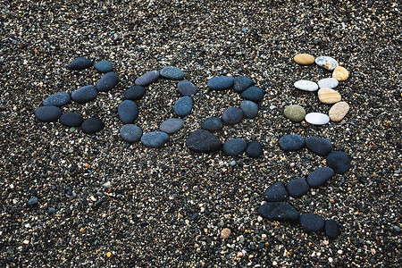 2023 号作为新年概念，由卵石滩上的石头制成
