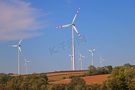 用于在黄金麦田进行电力生产的风车组。