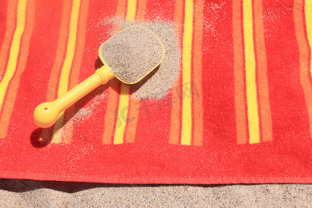 毛巾上的沙滩沙