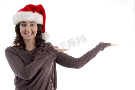 戴着圣诞帽、手掌张开的年轻女性