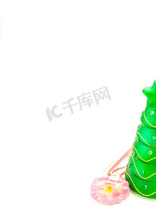 新年蜡烛摄影照片_白色背景上装饰的枞树形式的新年蜡烛