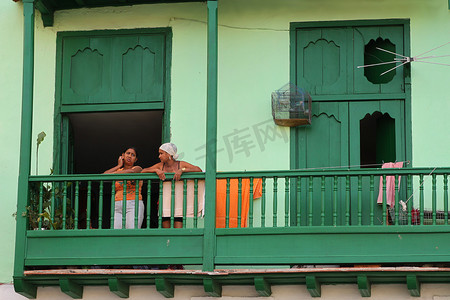 站在阳台上的古巴妇女