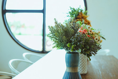 咖啡厅餐厅花盆装饰中的花卉植物
