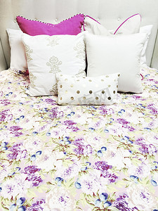 带花卉图案的白色和紫色床上用品