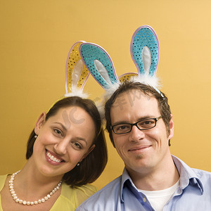 兔年微信公众号首图摄影照片_戴着兔耳朵的情侣。