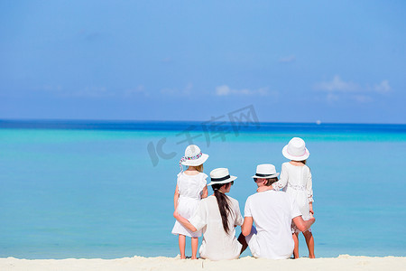 热带海滩上幸福家庭的背影