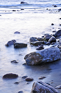 岩石在水中