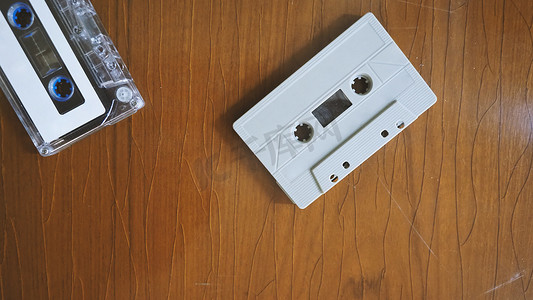 复古木桌上盒式磁带的特写图像。