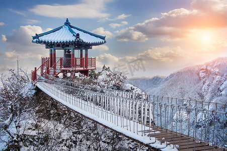 冬天的大山摄影照片_冬天的风景，韩国的格莫桑