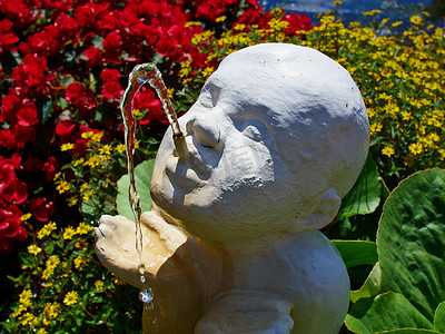 古典雕像摄影照片_男孩的花园喷泉雕像