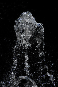 水流喷泉摄影照片_喷泉水流和滴在黑色