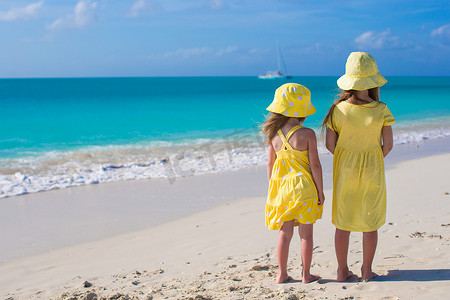 两个可爱的小女孩在加勒比度假的背影