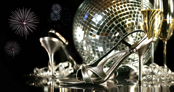派对敬酒摄影照片_带香槟酒杯的银色派对鞋