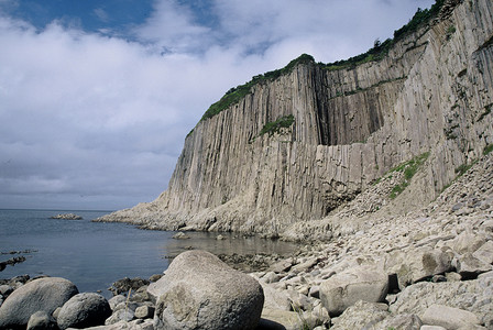 千岛鱼头汤摄影照片_库纳西尔千岛群岛岩石俄罗斯