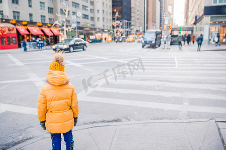 可爱的小女孩在纽约时代广场玩得开心