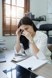 中小企业主、使用计算机和财务报表的女性对扩大市场以提高投资业务能力的焦虑表达