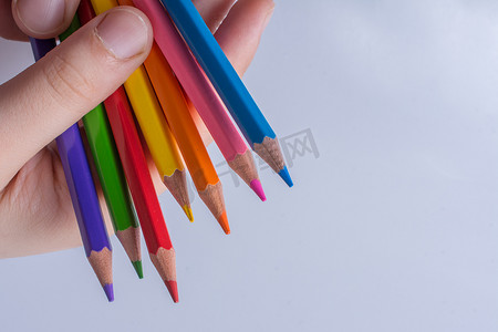 在白色背景上的彩色铅笔
