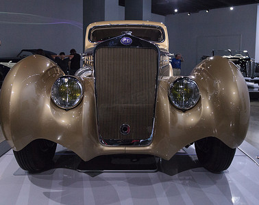 诞辰120摄影照片_金色 1937 Delage D8-120 Coupe Aerosport