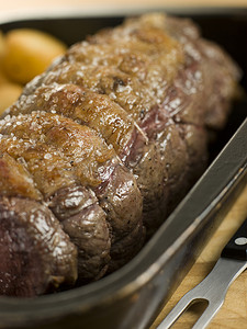 在托盘中烤英国牛肉的上部配烤土豆