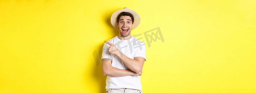 戴着草帽的快乐男性游客向右指指点点，在复制空间、黄色背景上展示促销优惠