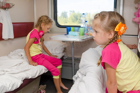 二等车厢车厢下层火车上的两个女孩姐妹