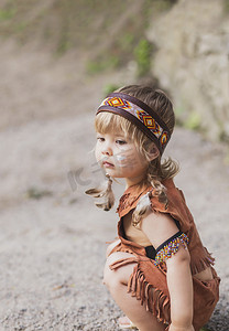 穿着传统美洲原住民服装的可爱婴儿