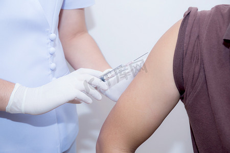 艾滋病疫苗摄影照片_医生用注射器给病人注射以收集 Blo 的特写镜头