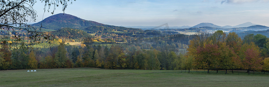 hory摄影照片_Lusatian 山脉 luzicke hory 的全景景观。
