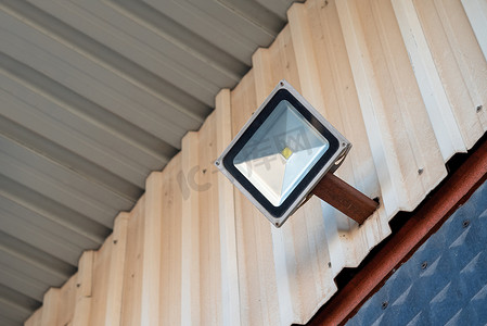 安装在仓库外墙上的太阳能led射灯