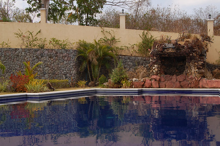 菲律宾八打雁纳苏格布的豪宅游泳池