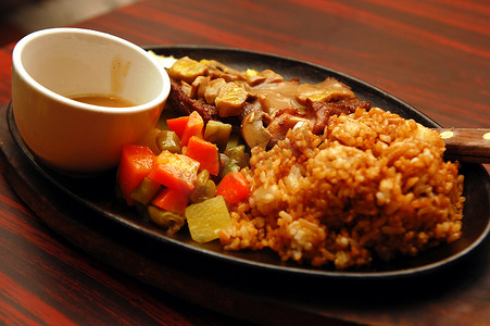 菲律宾烧烤摄影照片_铁板牛肉杂菜糙米饭