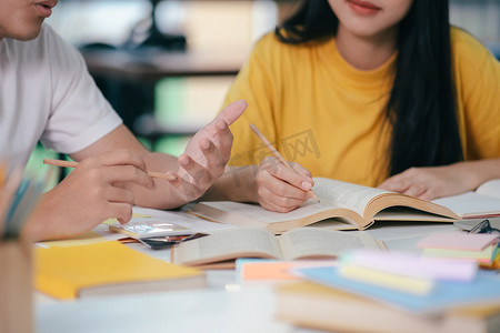 一个亚洲学生正在读书和学习，一起辅导。