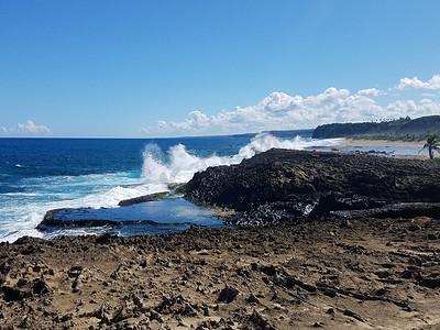 波多黎各伊莎贝拉的岩石海岸和海水