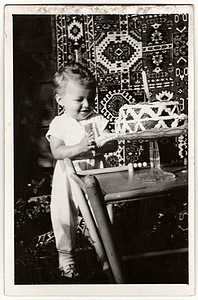 复古照片显示一个男孩庆祝他的第一个生日。