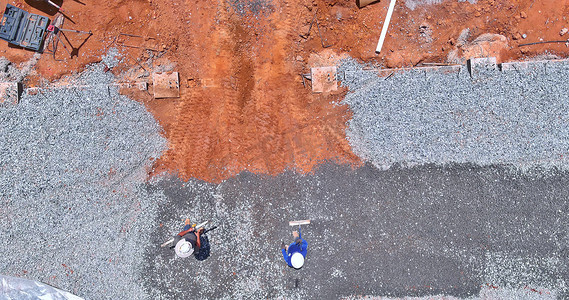 在施工现场，安装在挖掘机上的铲斗用于在建筑物地基上浇筑混凝土之前平整砾石