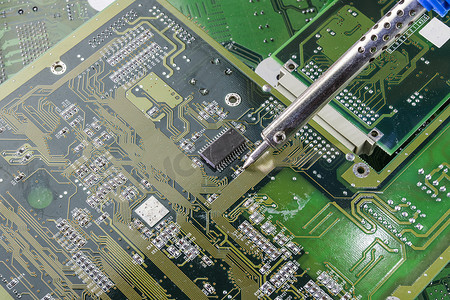 芯片电路摄影照片_用于修复计算机电路电子的烙铁